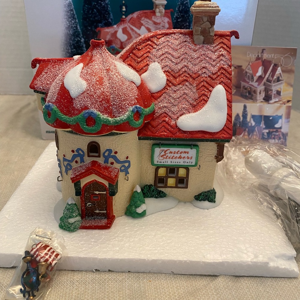 Dept 56 North Pole Series Elfland “Custom Stitchers” - Signed - Tested and works - Picture 7 of 10